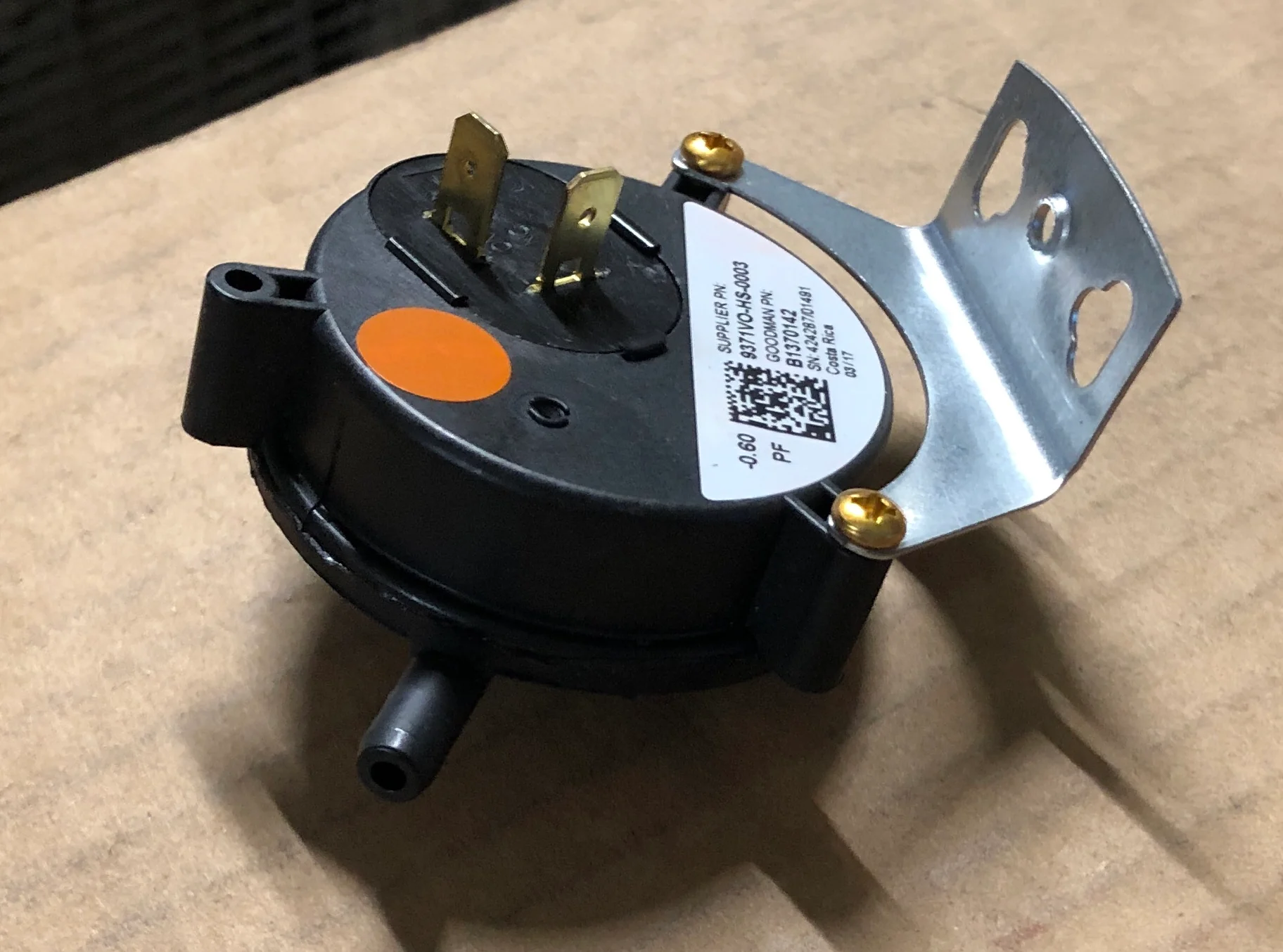 -0.60 WC Single Port Pressure Switch w/Mounting Bracket