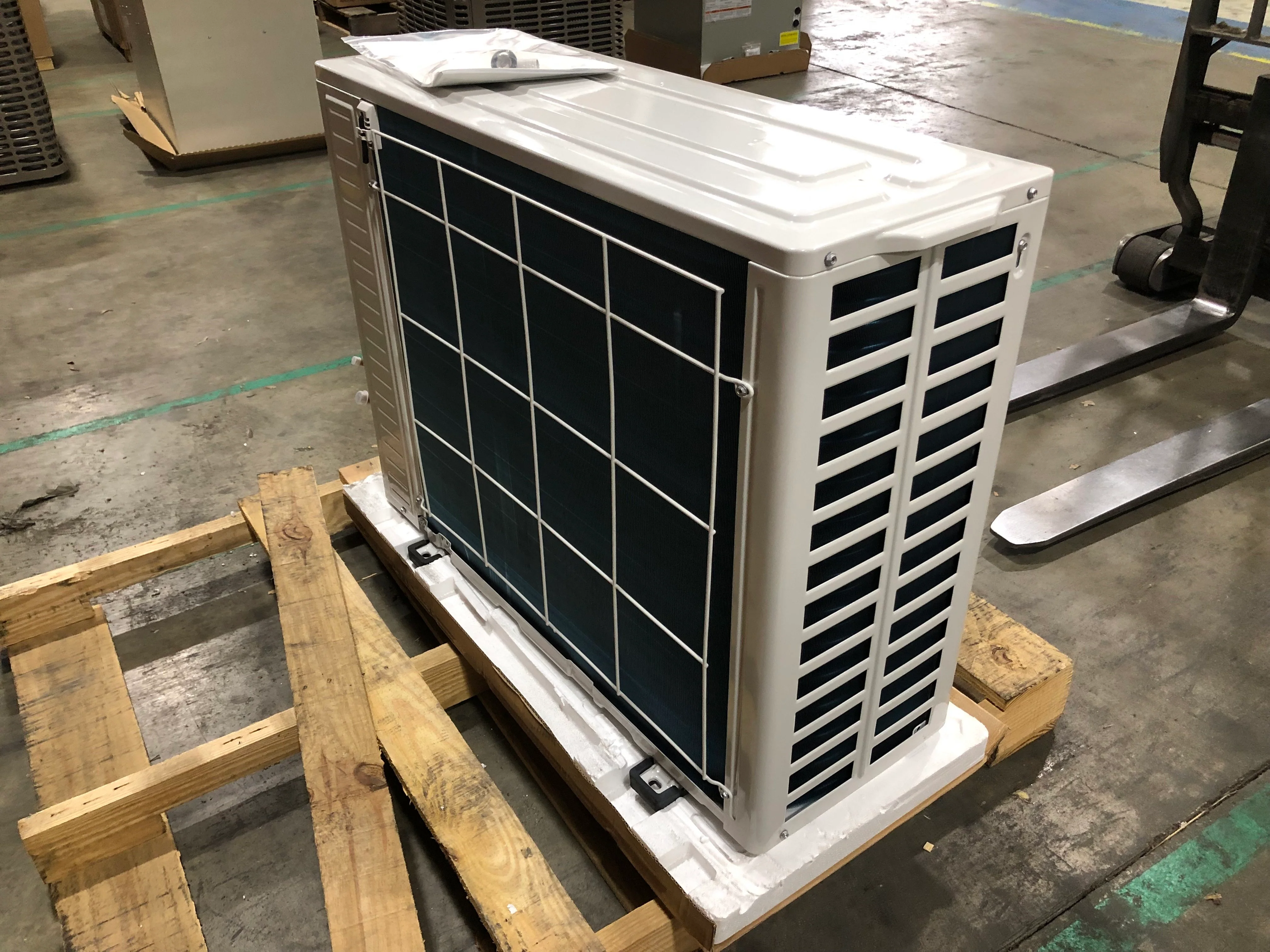 24,000 Btu Single Zone Outdoor Heat Pump Mini Split Unit, 17 Seer 208-230/60/1 R-410A - Image 3