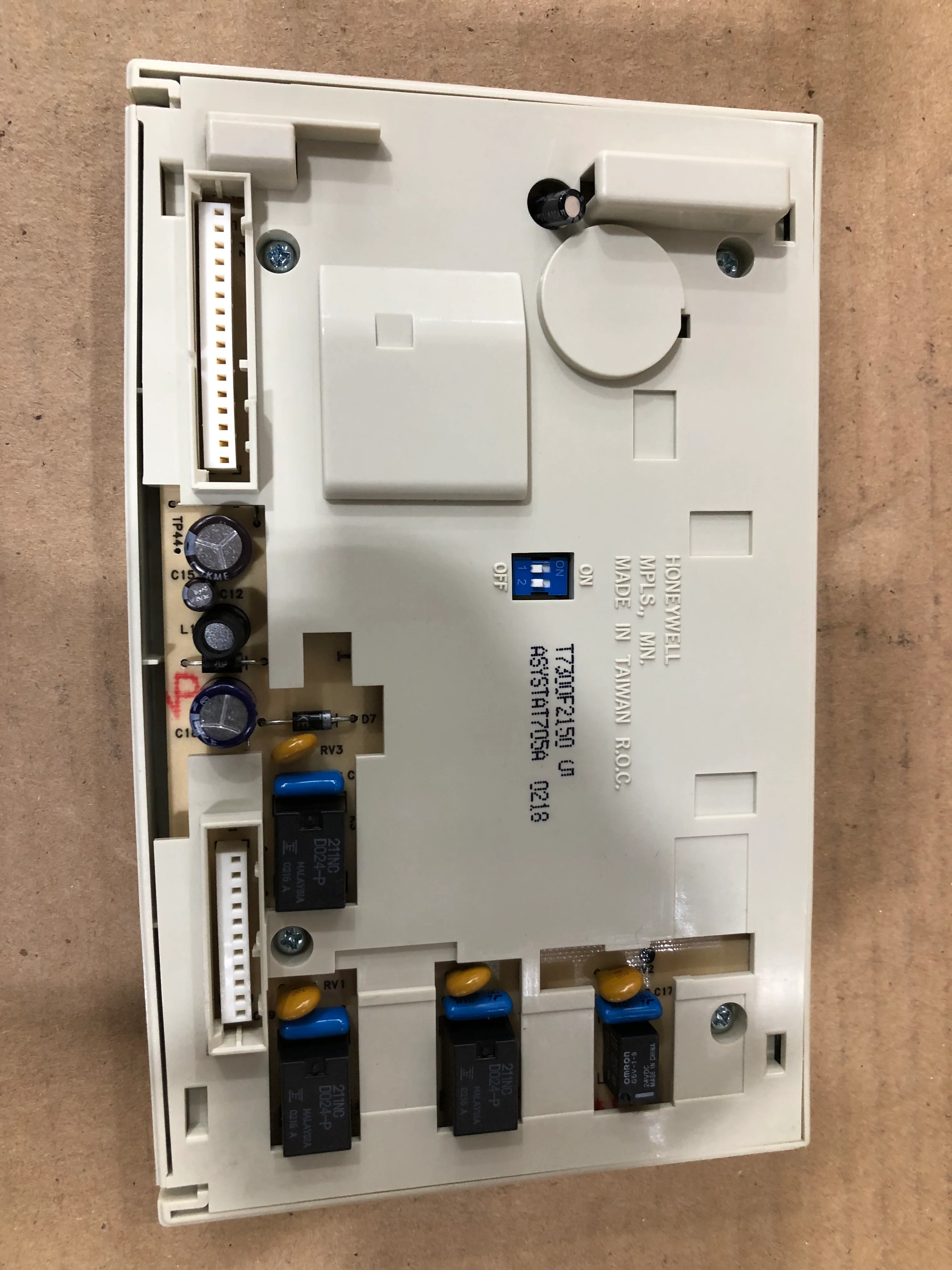 24 VAC Programmable Commercial Thermostat - Image 2