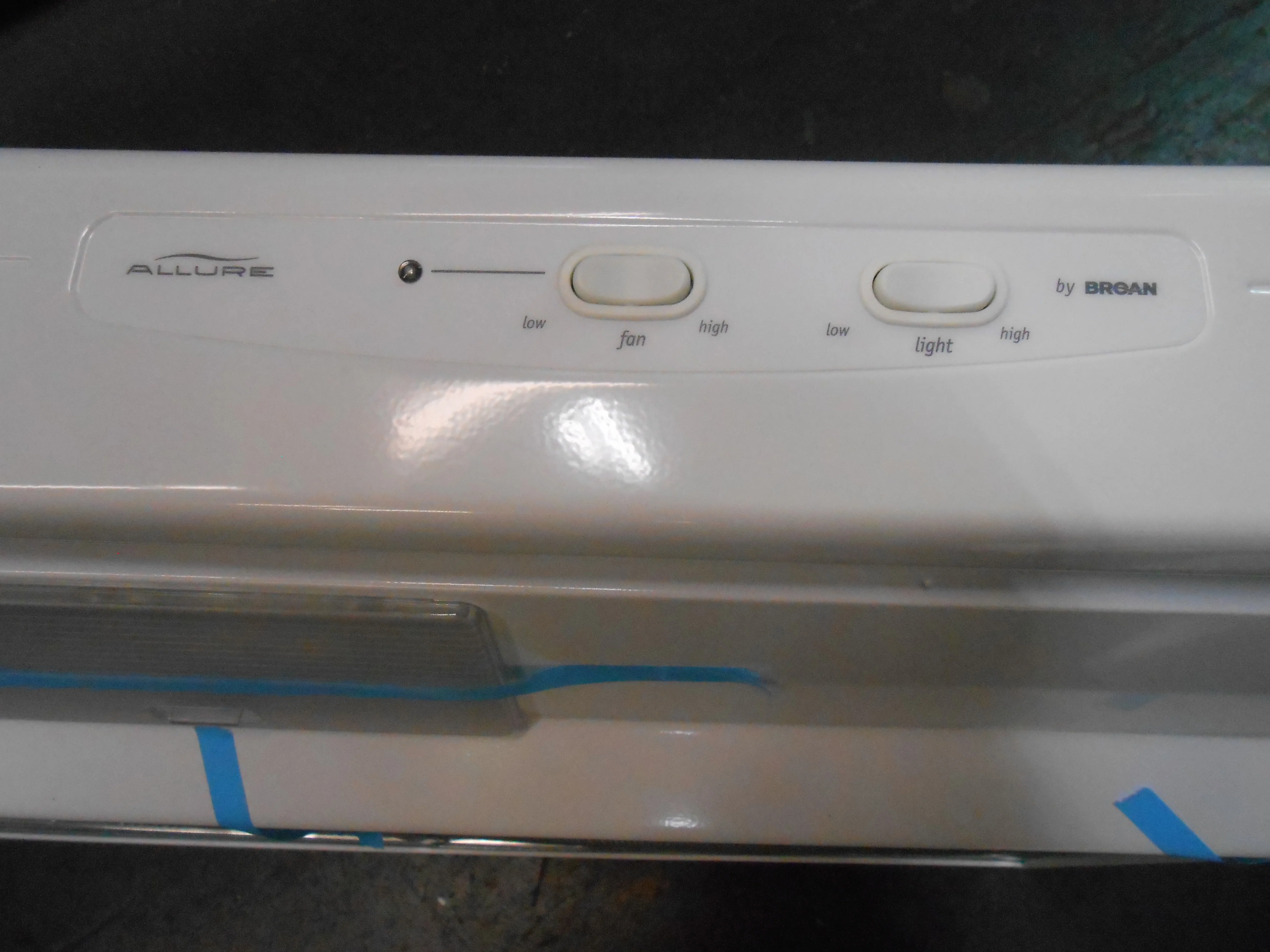 30" White Energy Star Under-Cabinet Style Range Hood - Image 3