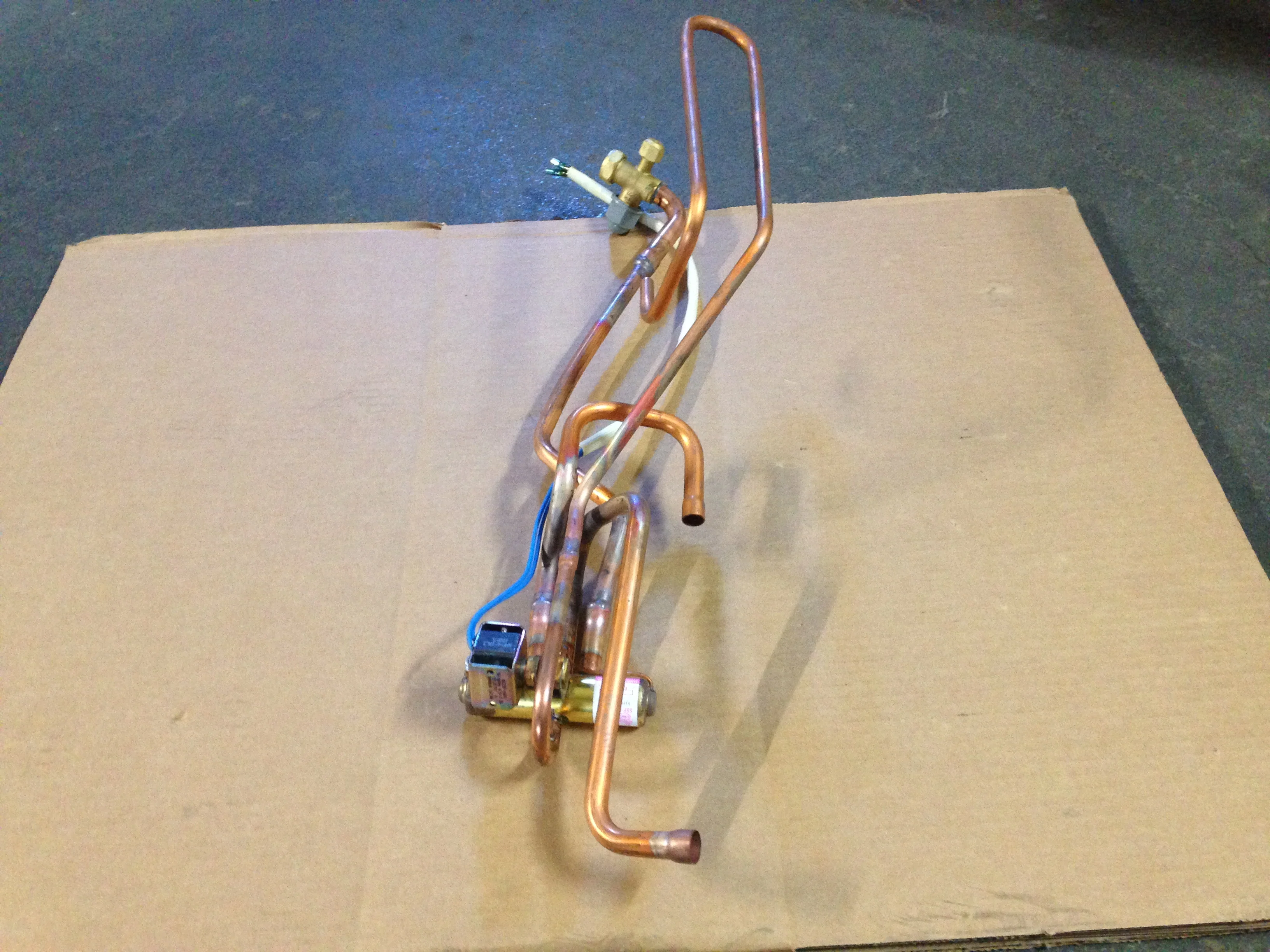4-Ways Valve Assembly w/Coil and Service Valve, 220-240/50-60 - Image 3