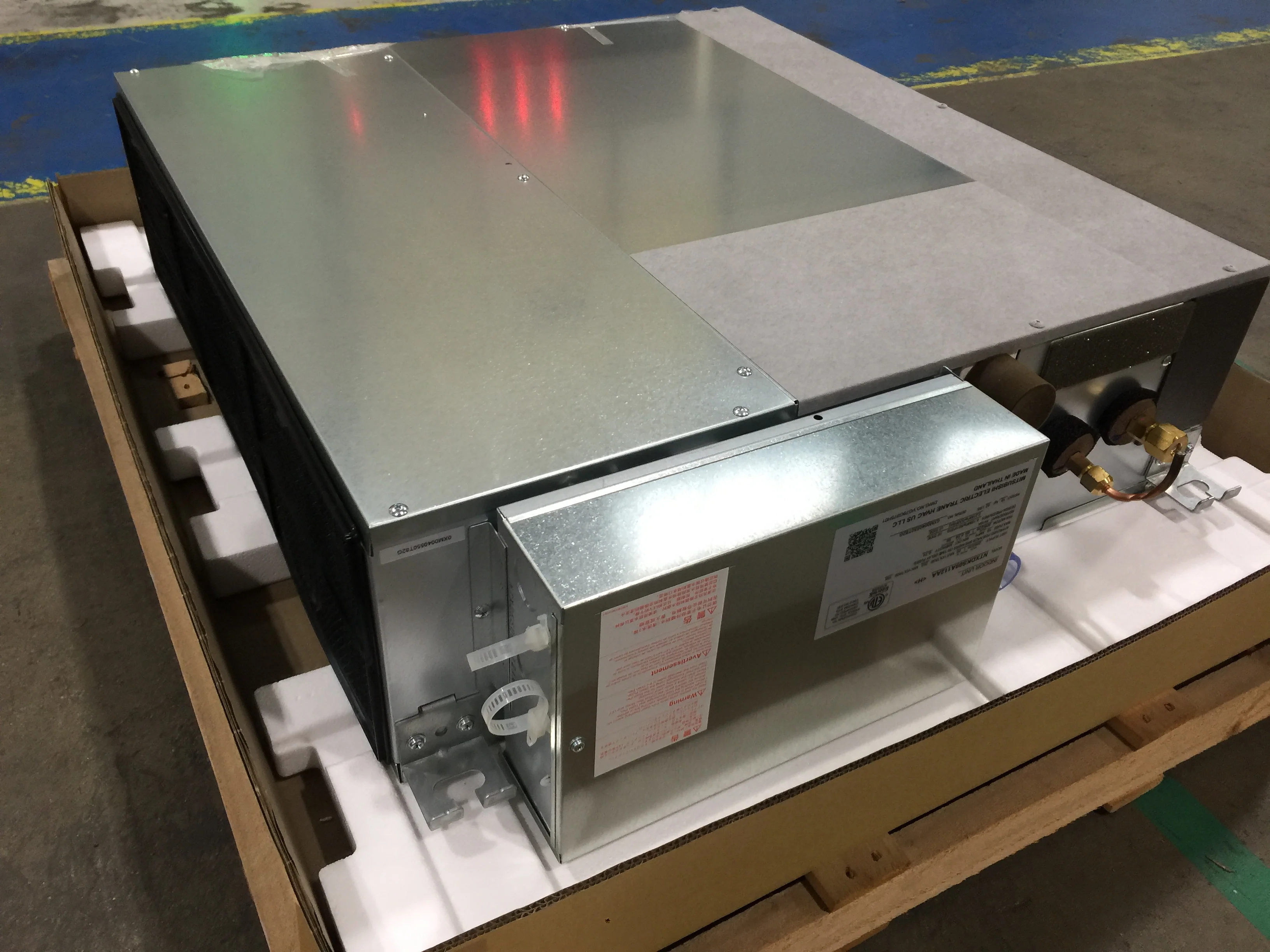 9,000 Btu Single Zone Indoor Horizontal Ducted Heat Pump Mini Split; 19 Seer, 208-230/60/1, R-410A - Image 3