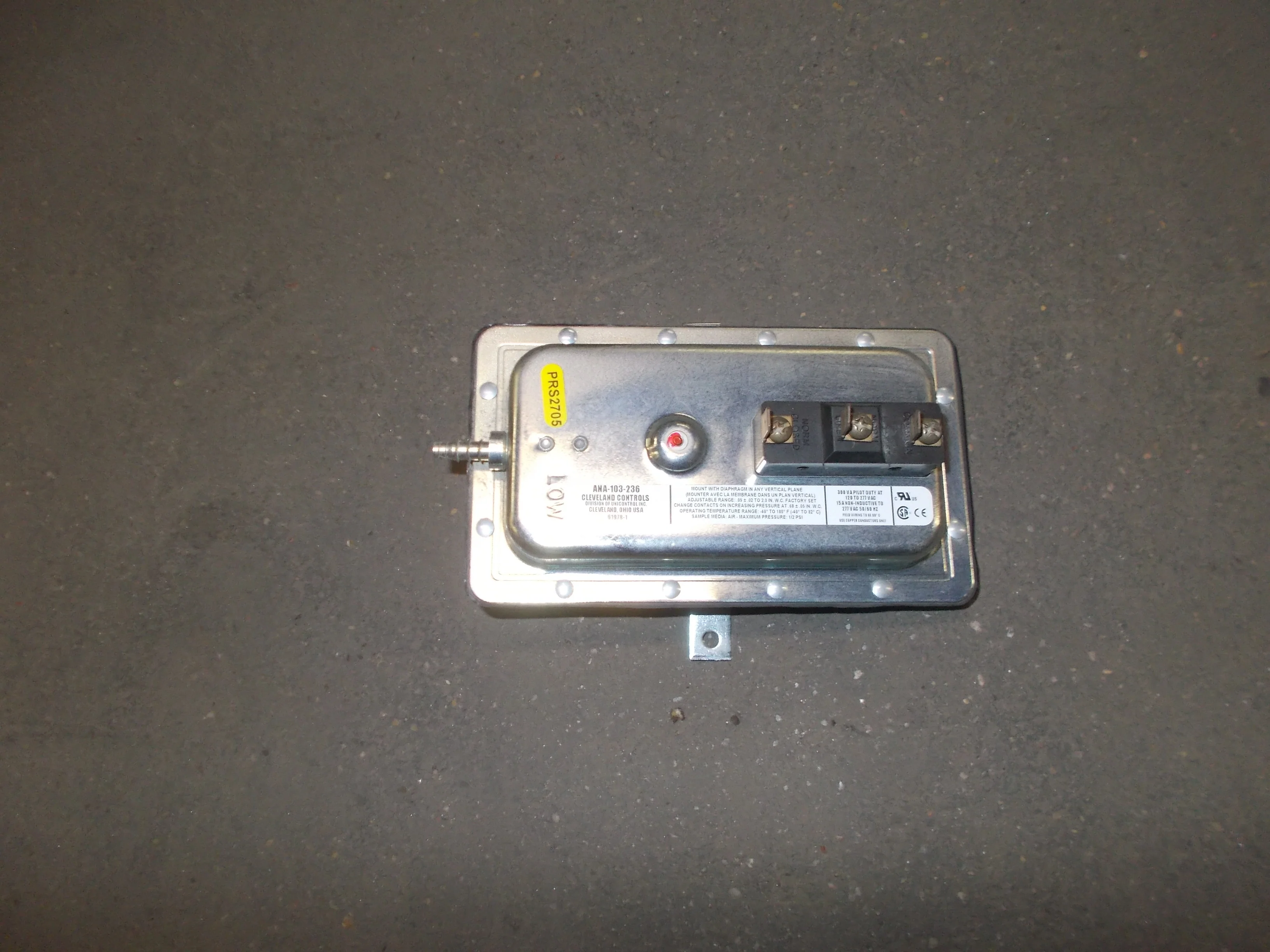 ANA Series Air Pressure Switch 0.05 (+-) 0.02 to 12.0" W.C.