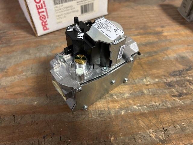 Gas Hot Surface/Dir Spark Gas Valve Single Stage,Volts: 24, Hz: 50/60, Inlet: 1/2NPT Outlet: 1/2NPT
