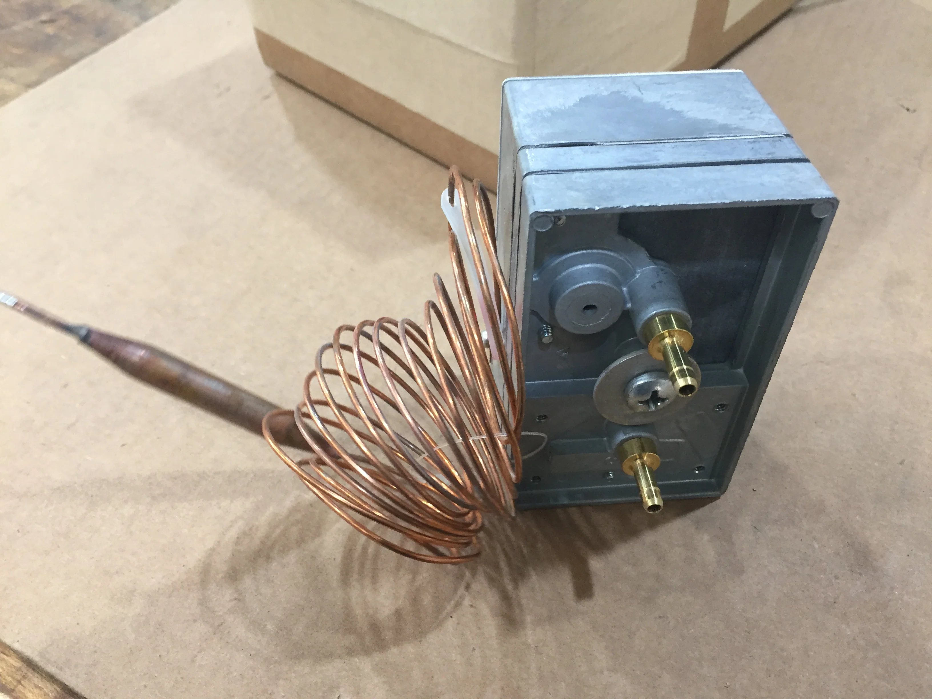 Pneumatic Thermostat, 65-85 Range, Unit Mounted, Heat Cool 40 SCIM - Image 3