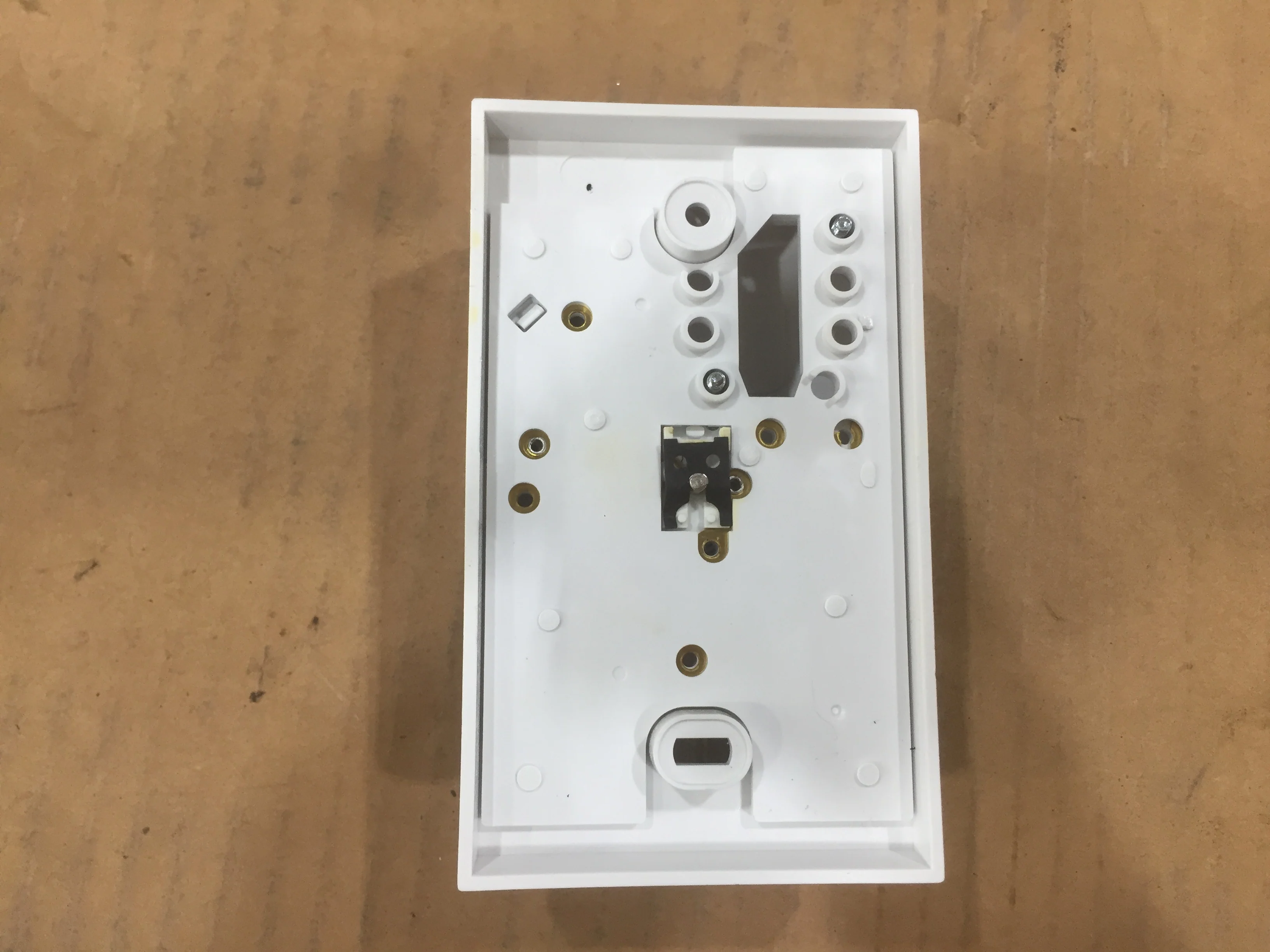 Non Programmable Heating and Cooling 24 Volt Thermostat - Image 2