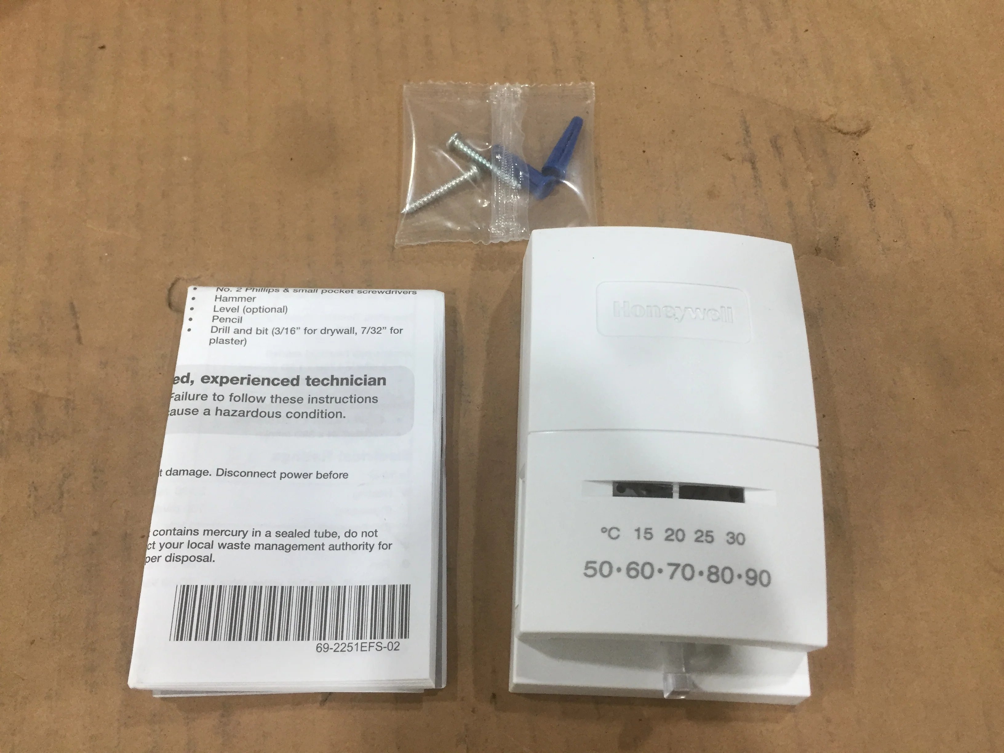 Non Programmable Heating and Cooling 24 Volt Thermostat - Image 4