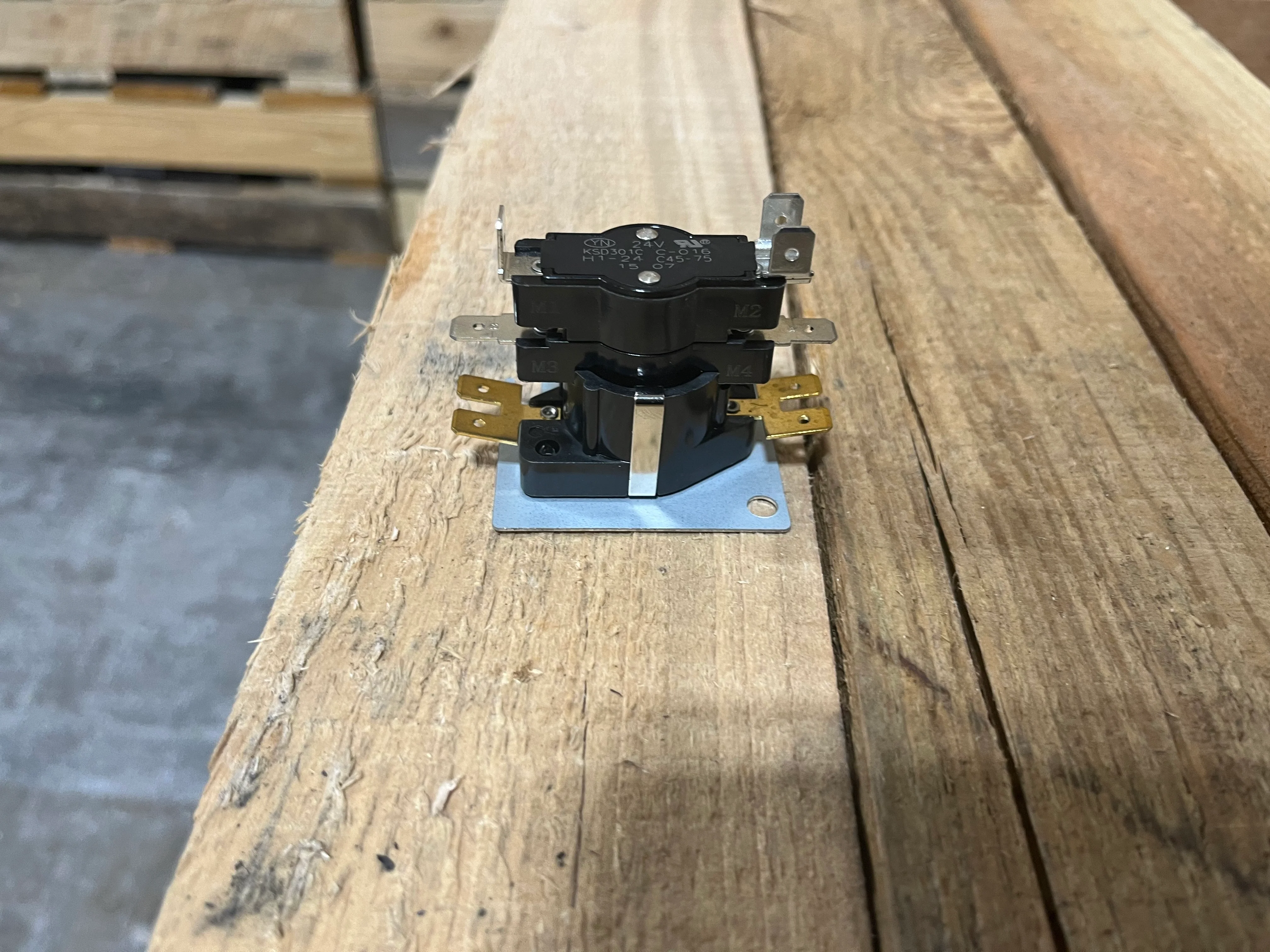 Series 332 24V Fan & Heat Two Switch DPST Thermal Sequencer with Screw Terminals and Quick Connects
