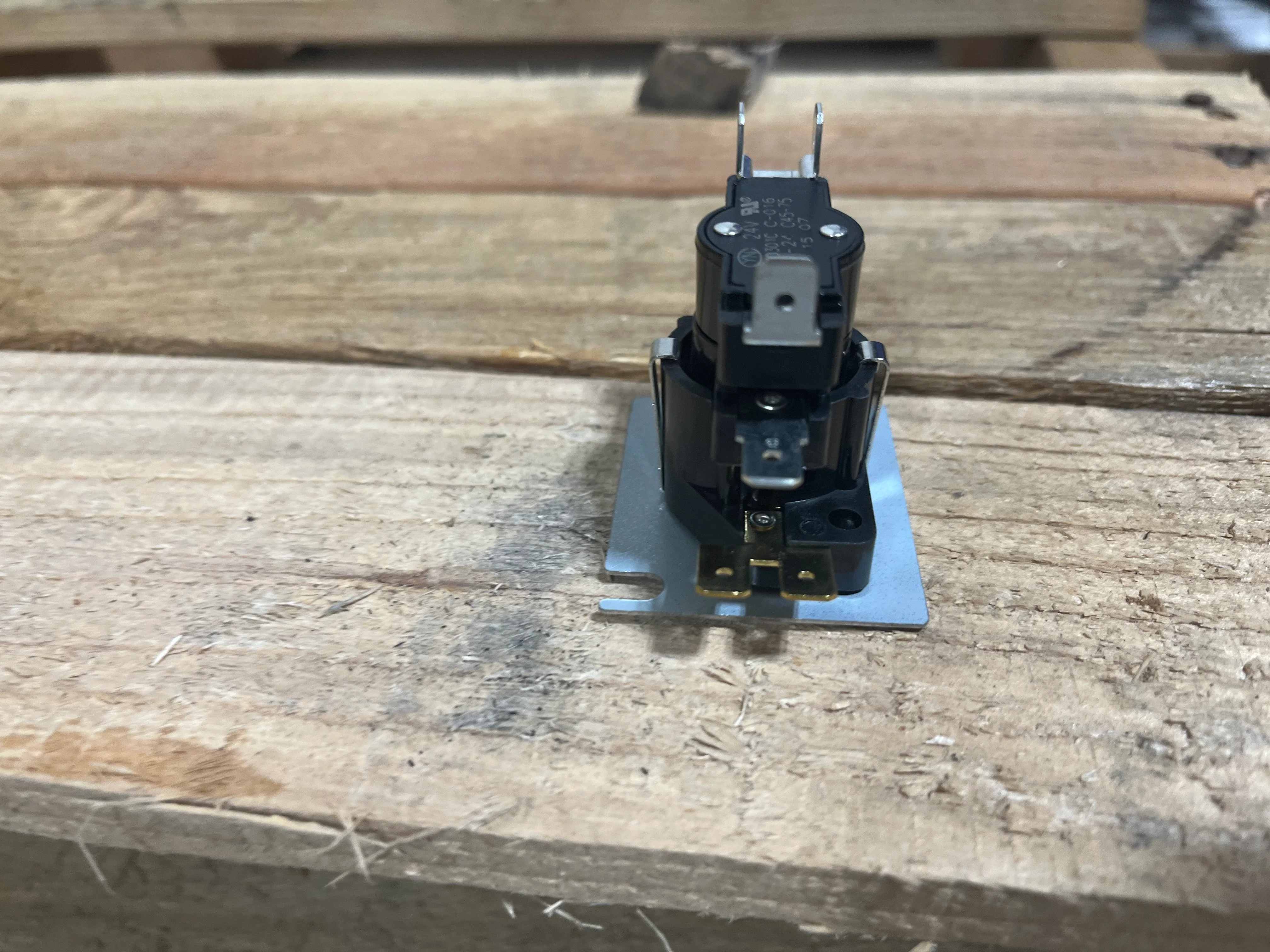 Series 332 24V Fan & Heat Two Switch DPST Thermal Sequencer with Screw Terminals and Quick Connects - Image 2