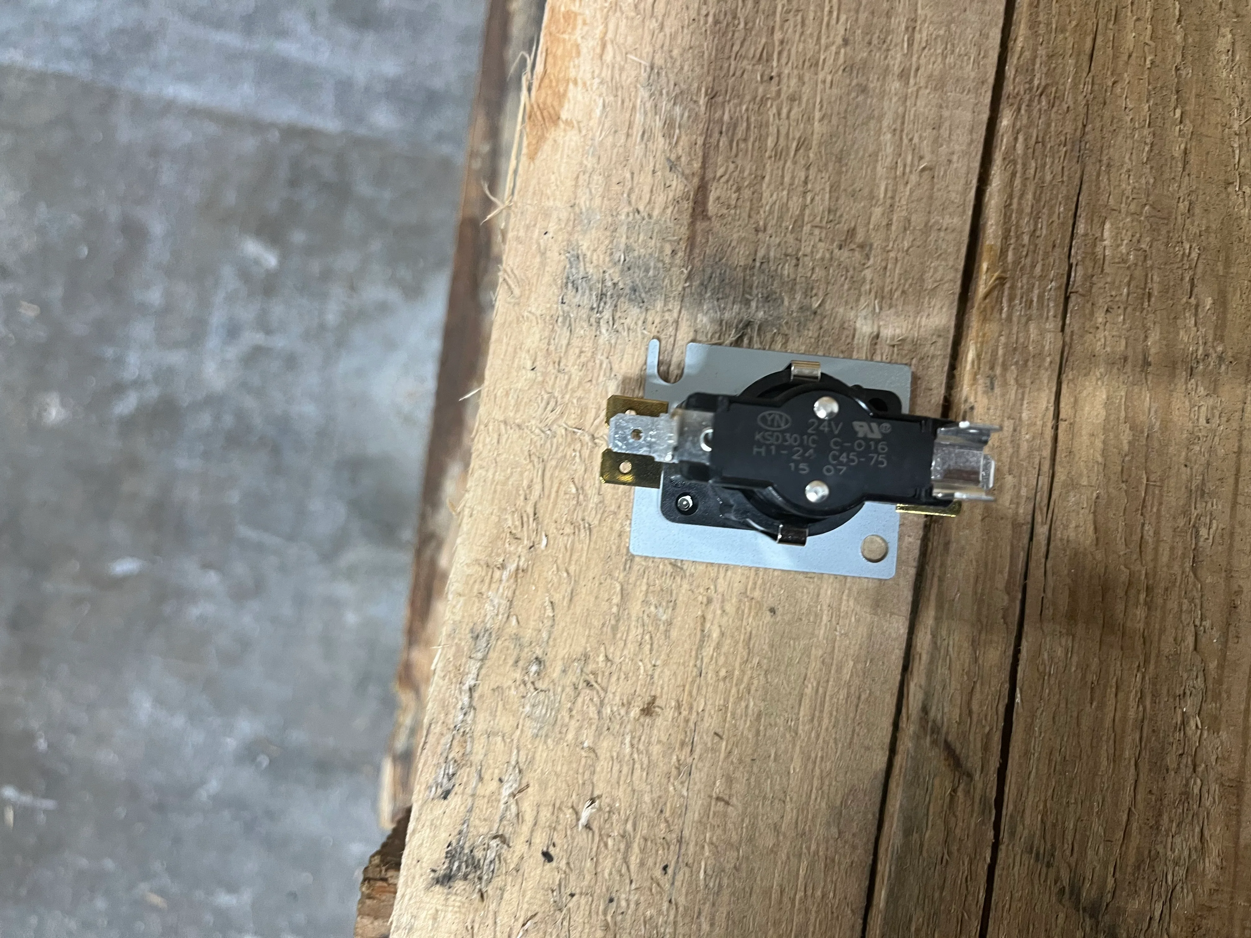 Series 332 24V Fan & Heat Two Switch DPST Thermal Sequencer with Screw Terminals and Quick Connects - Image 3