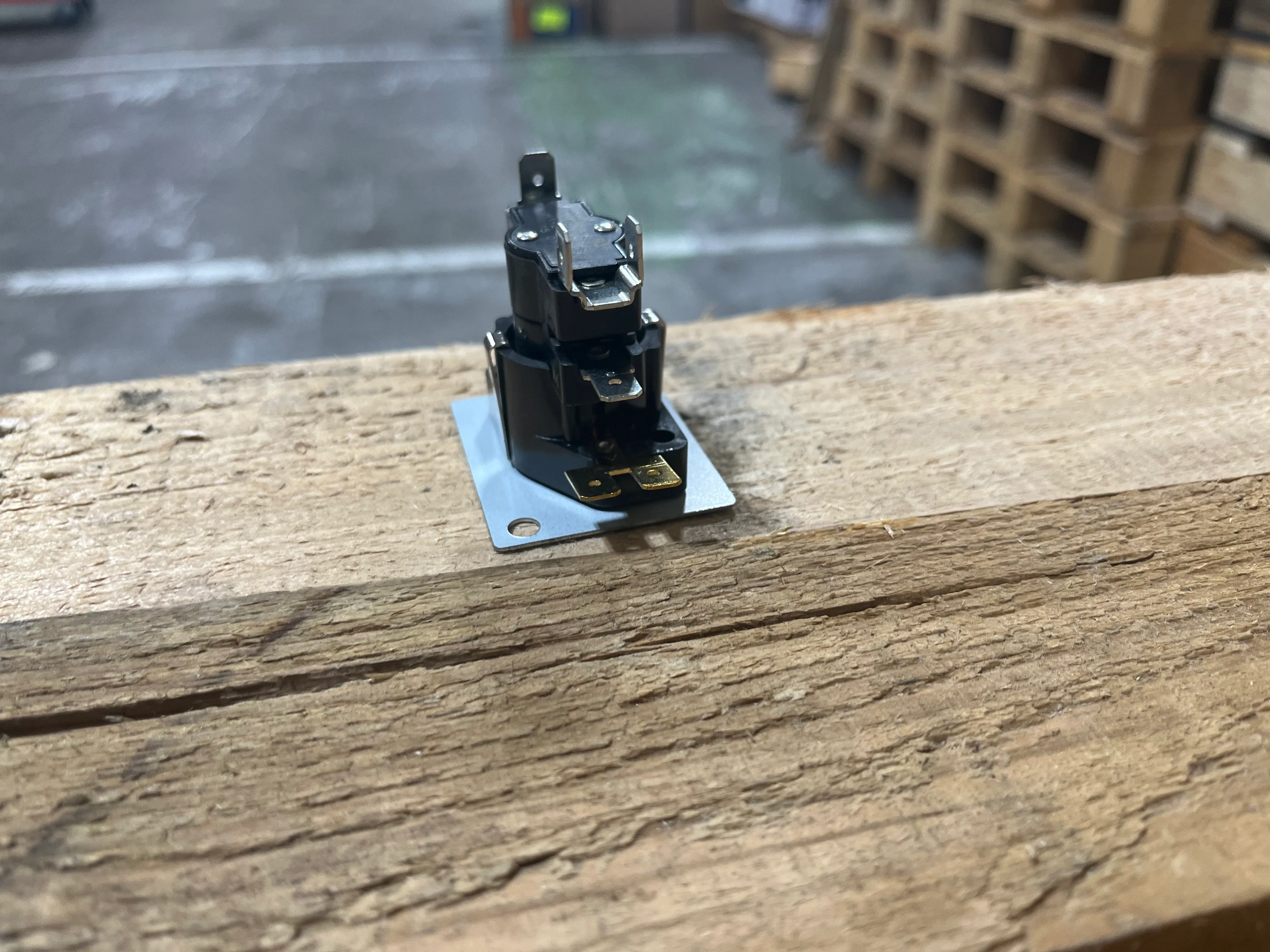 Series 332 24V Fan & Heat Two Switch DPST Thermal Sequencer with Screw Terminals and Quick Connects - Image 4