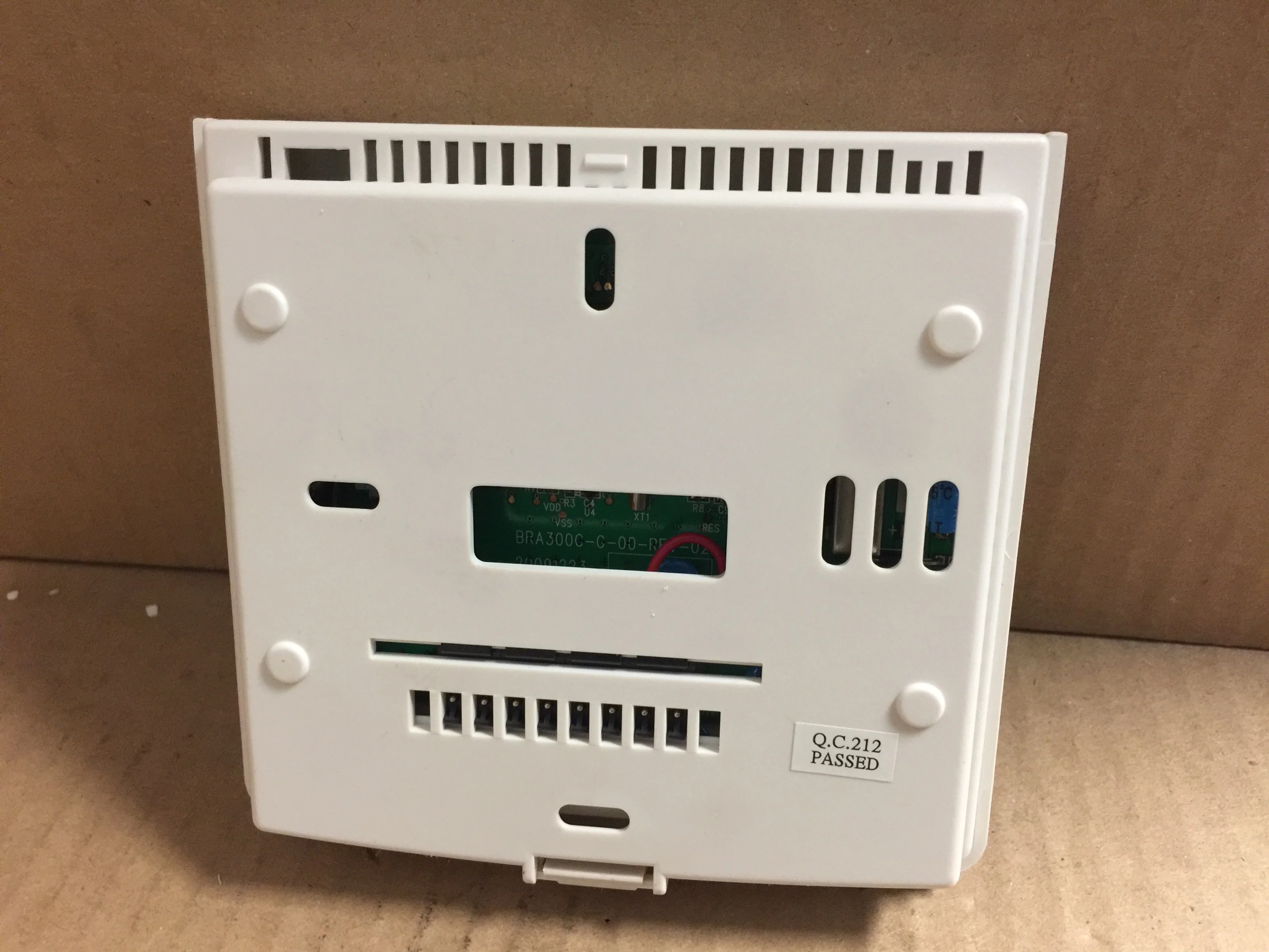 Single Stage Heat/Cool Thermostat; 24V - Image 4