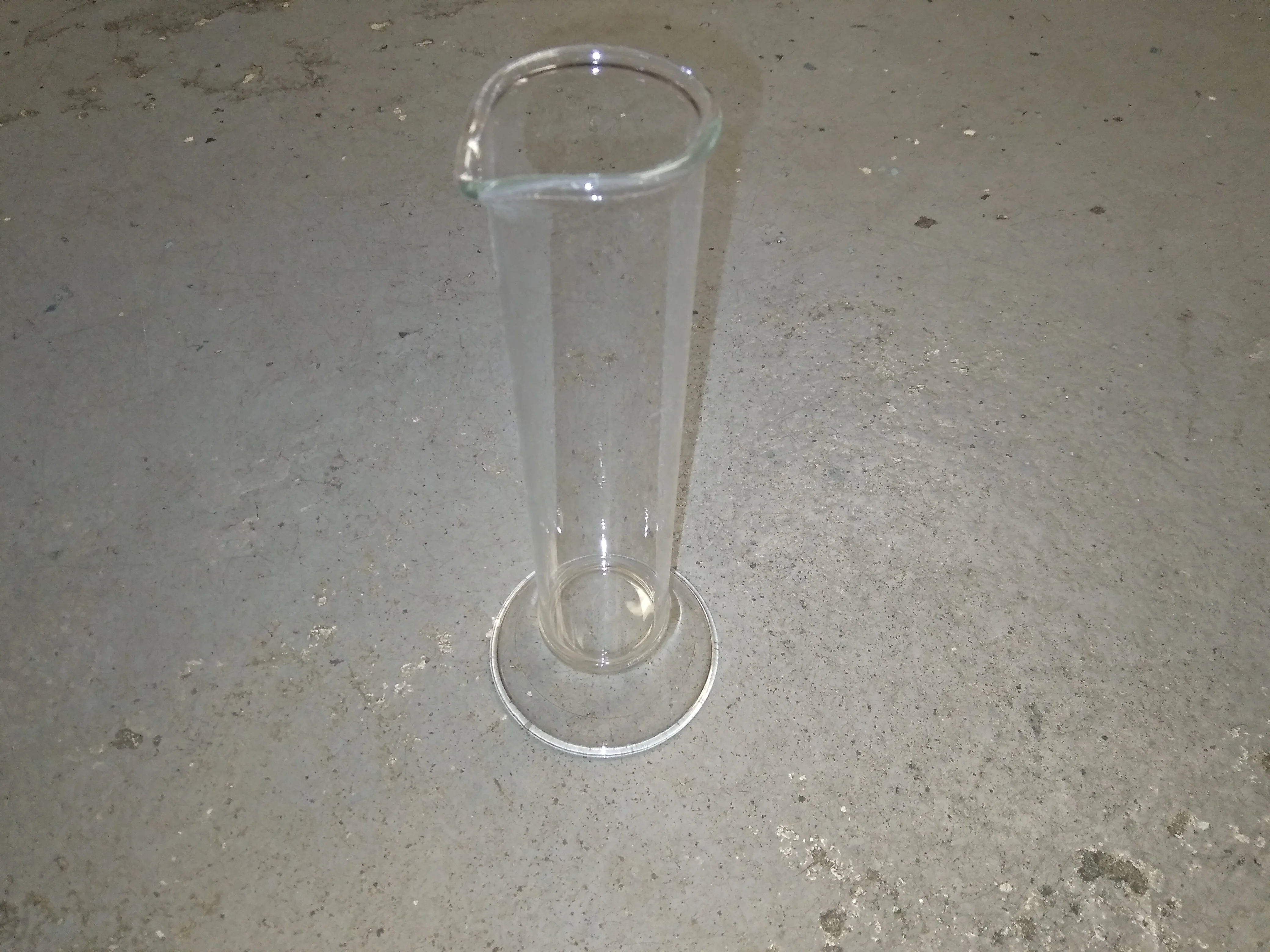 UNGRADUATED CYLINDER WITH POUR SPOUT